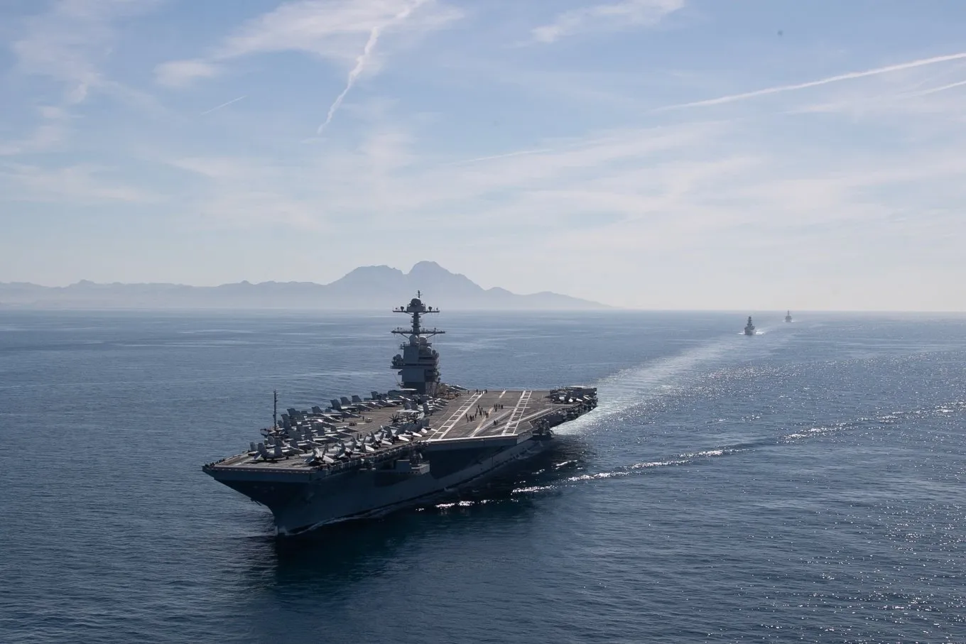 Крупнейший авианосец мира зашел на базу на Крите после пожара