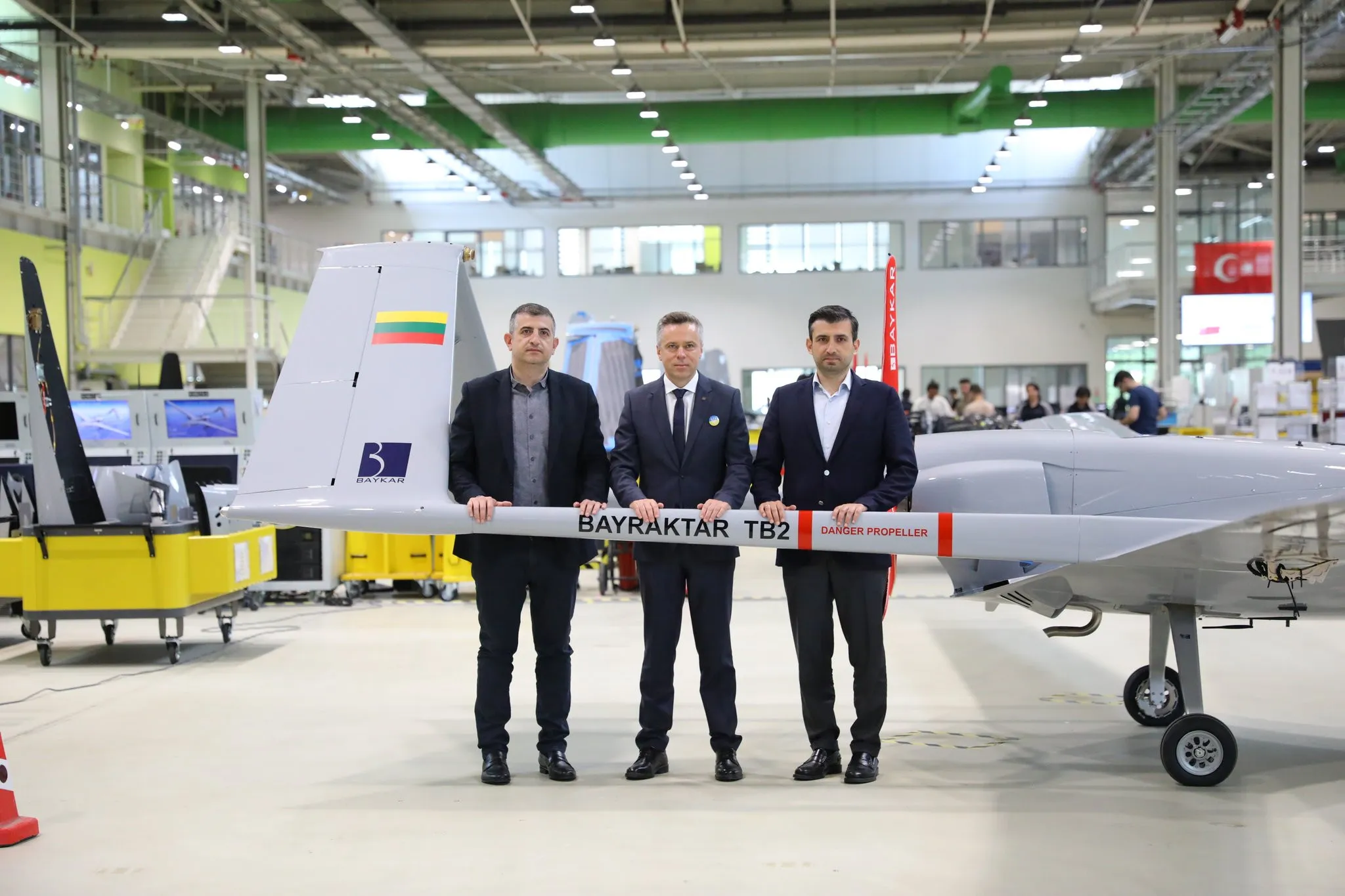 Завод Baykar в Україні продовжать будувати попри обстріли Завод Baykar в Україні продовжать будувати попри обстріли