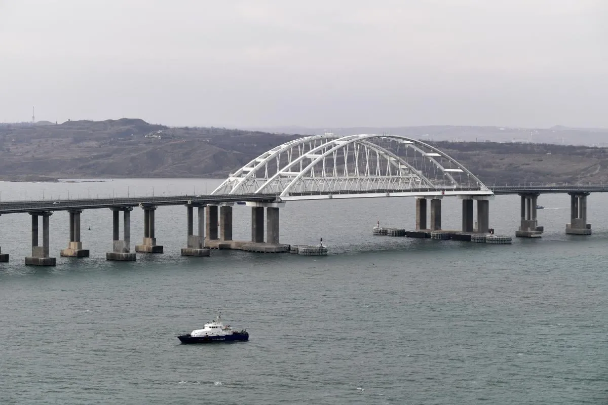 рф планує перевозити військові вантажі Керченським мостом через проблеми з логістикою