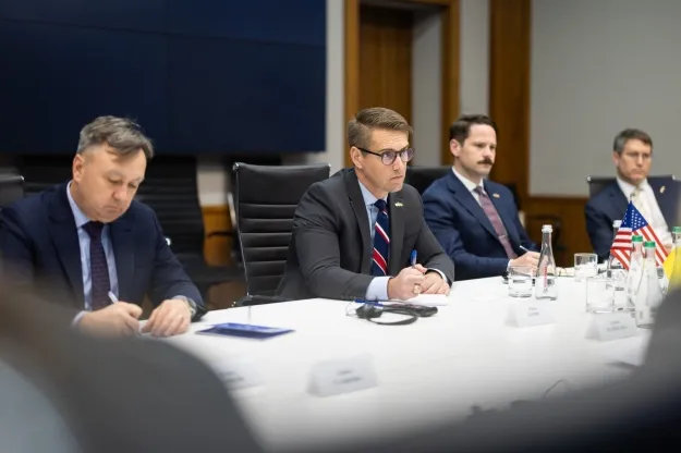 Помічник держсекретаря США з прав людини прибув до Києва