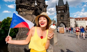 Badanie: większość Czechów popiera pomoc humanitarną dla Ukrainy, ale nie wojskową