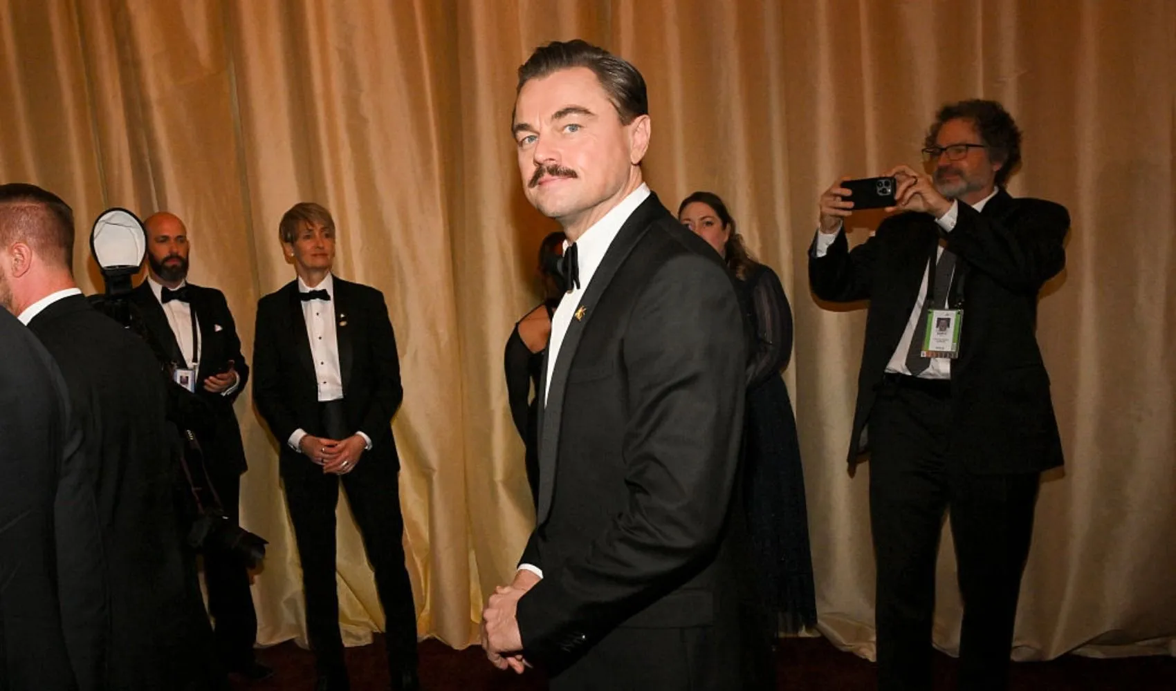 Українці підхопили мем із Ді Капріо після «Оскара», жартують про «вкрадені вуса»