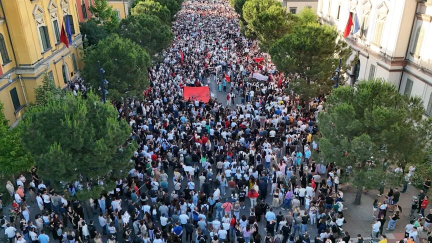 В Албании более 100 тысяч человек вышли на протест из-за курорта зятя Трампа