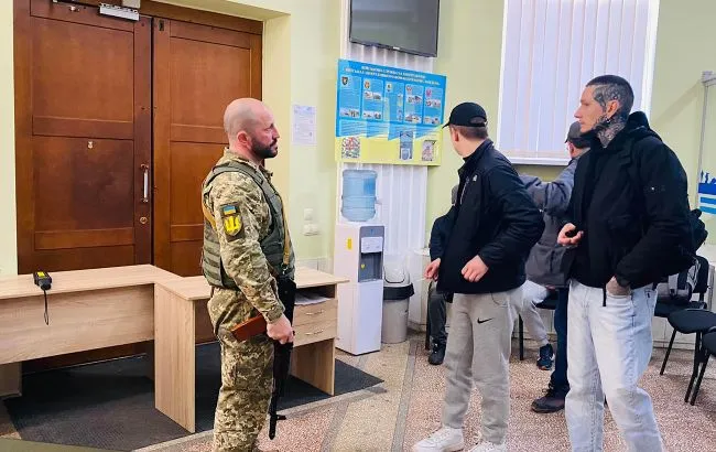 Чоловікам до 60 років змінять правила вступу на держслужбу