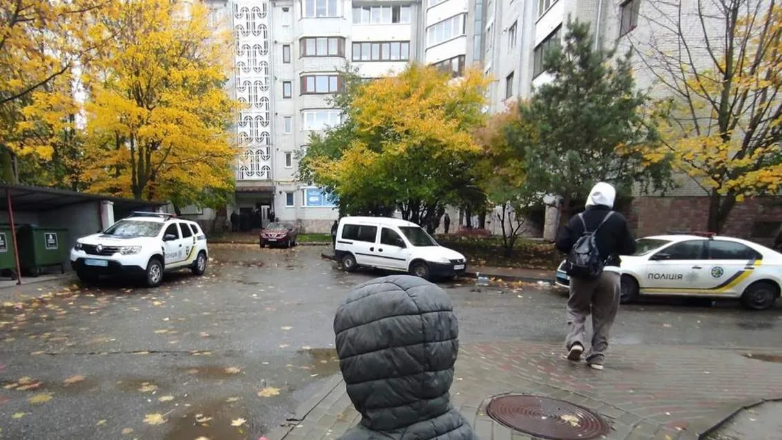 在特尔诺皮尔，一名男子威胁要引爆手榴弹，随后从五楼跳下