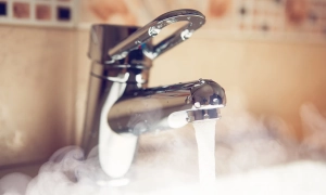 Фото: під Києвом швидка врізалася в електроопору, є постраждалі