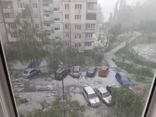 Видео: Киев накрыла сильная непогода с ливнем, градом и грозой