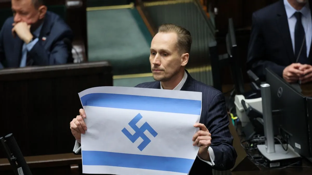 У Польщі покарали депутата за скандал із прапором Ізраїлю на якому була свастика