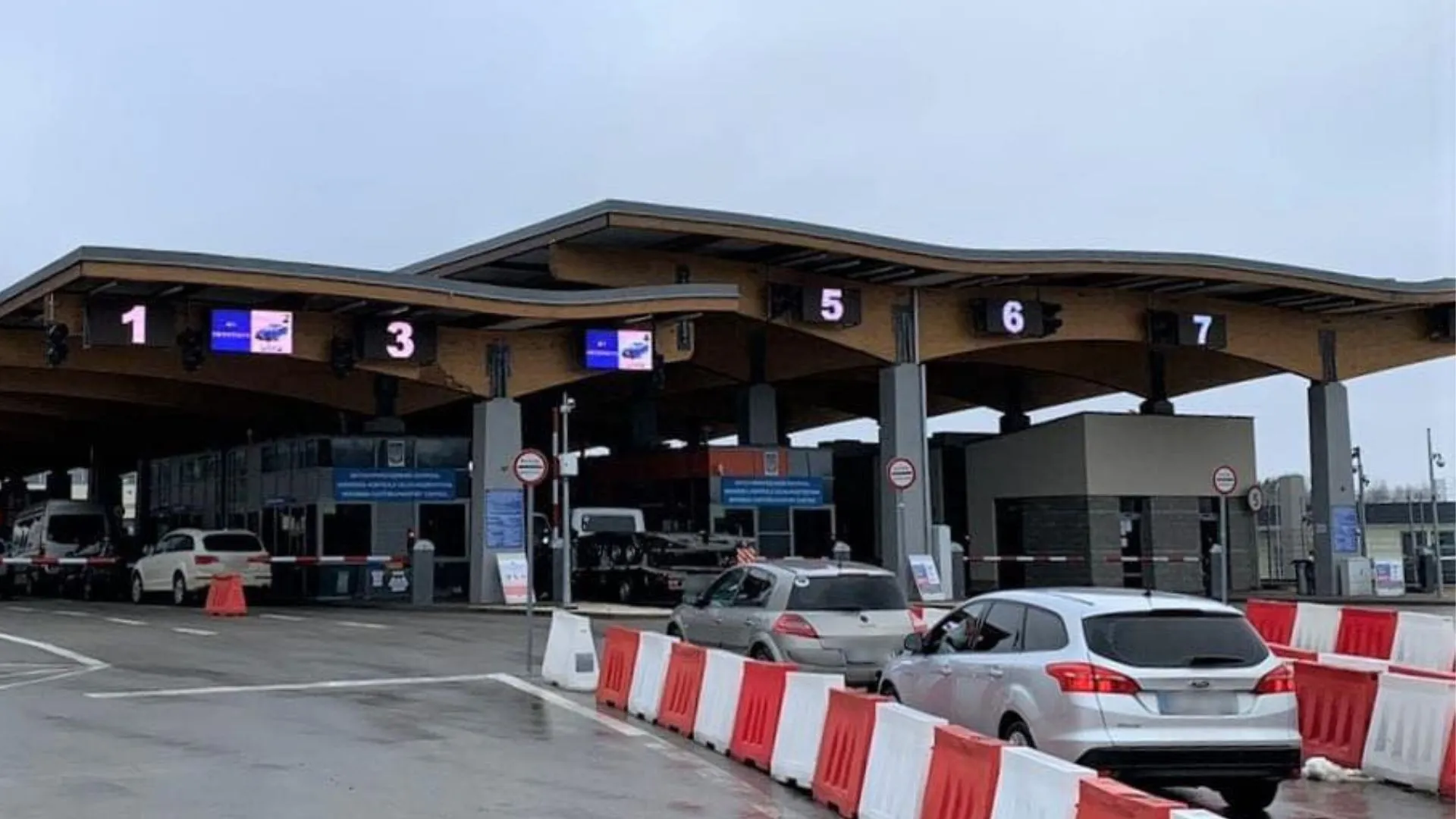 На границе выросли очереди: где больше всего скопления транспорта