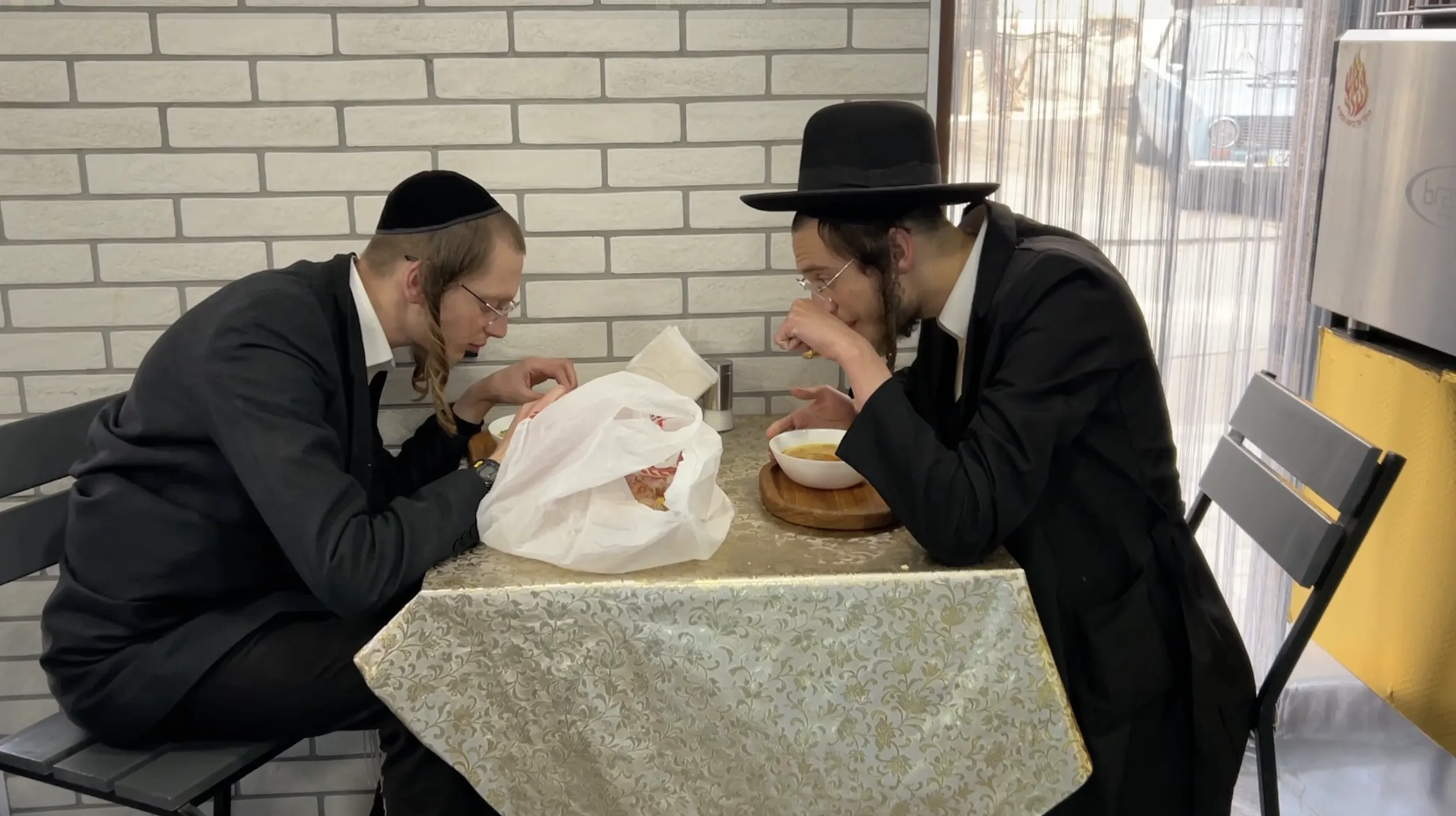 Діти з расистськими вигуками напали на кошерне кафе в Лейпцигу — Spiegel