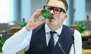 Polskiego posła zatrzymano za przekroczenie prędkości do 200 km/h, odmówił przyjęcia mandatu