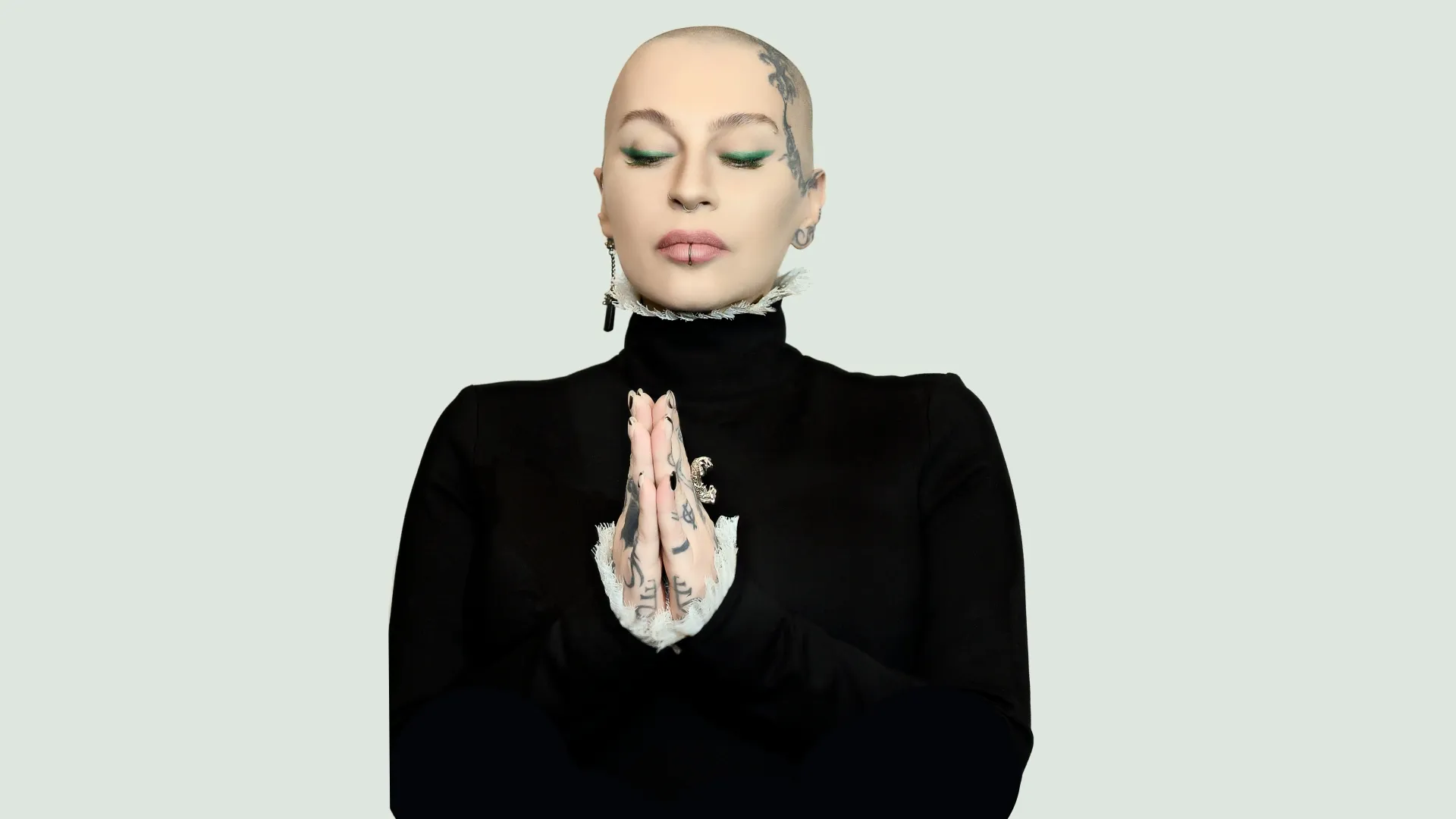 Російська співачка Закірова зробила тату зі Степаном Бандерою