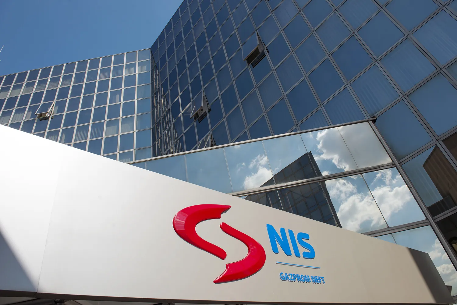 росія продає частку в сербській NIS