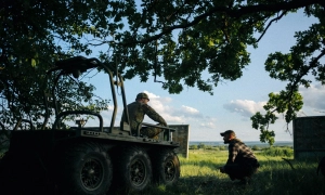 Окупанти створили на Донеччині лінію укріплення із вантажних вагонів