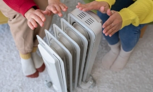 Українці гріються електроприладами, що робить навантаження на енергосистему