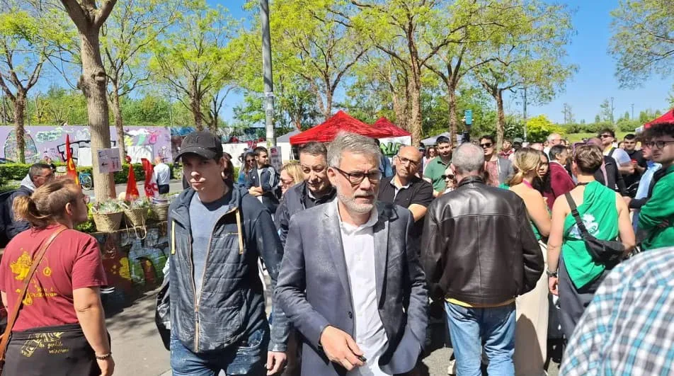 Лідера французьких соціалістів Фора закидали борошном на першотравневій ході