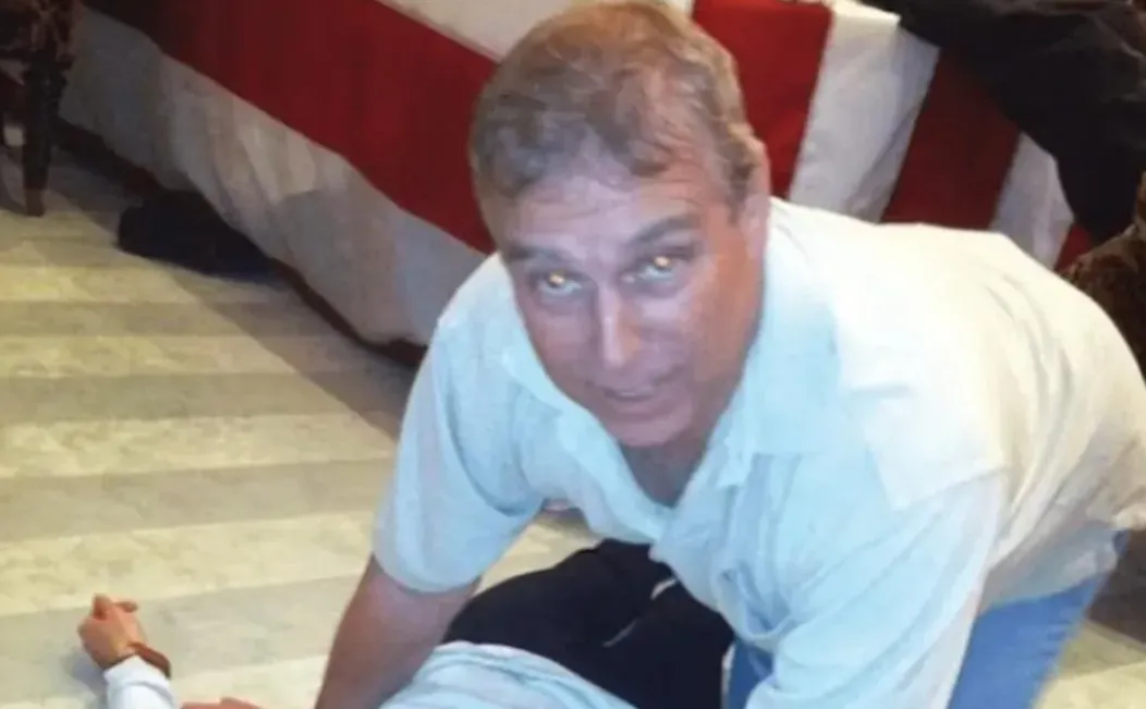 В Британії стривожені новими фото брата короля Чарльза з файлів Епштейна