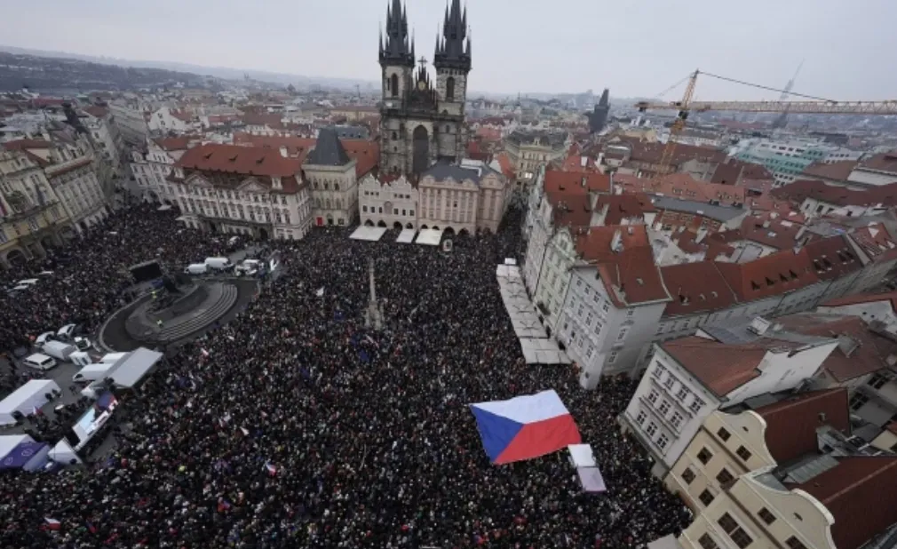 У центрі Праги десятки тисяч людей протестують на підтримку президента Павела