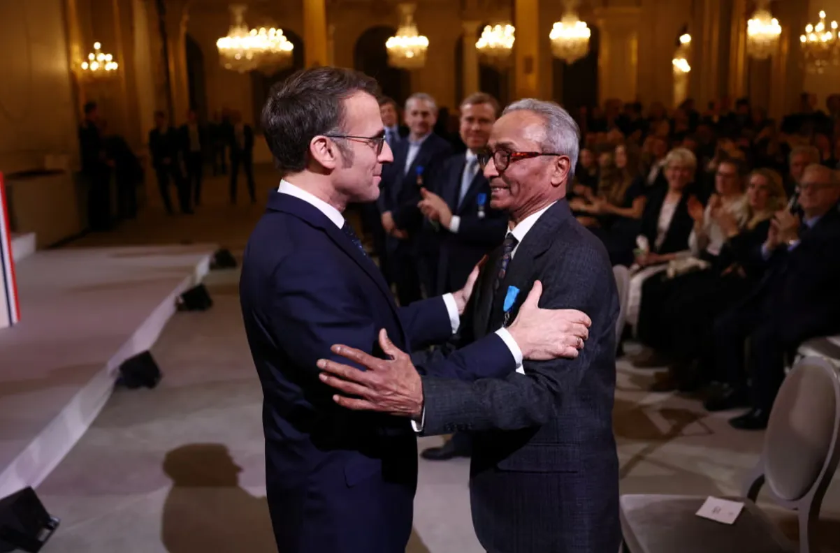 Макрон нагородив вуличного продавця газет