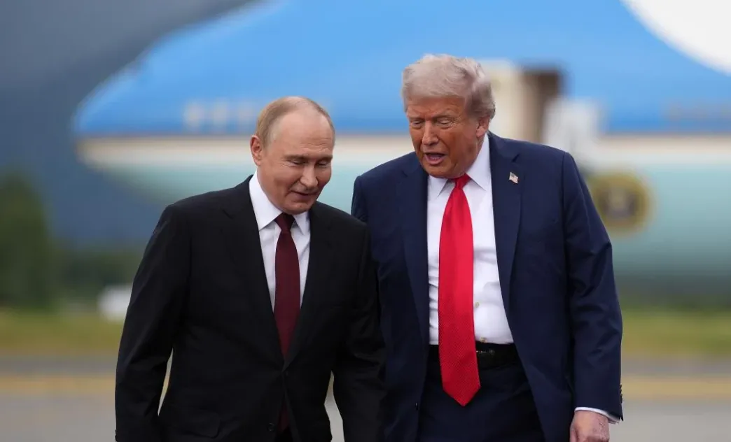 Мирні переговори Трампа відволікають увагу від війни та посилюють позиції Путіна — Bloomberg