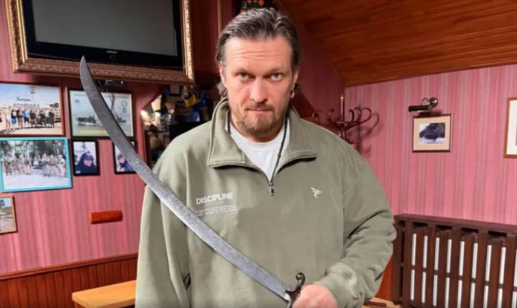 Український коваль зробив для Усика клинок з уламків російської ракети