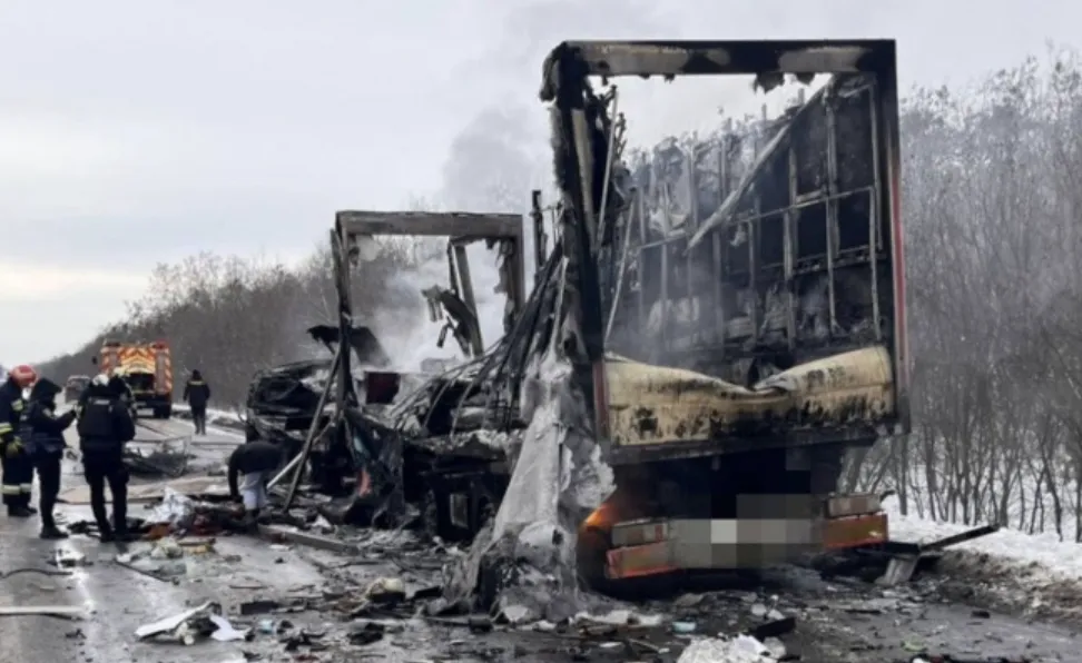 На Кіровоградщині вантажівка зіткнулася з двоповерховим автобусом: загинули двоє водіїв