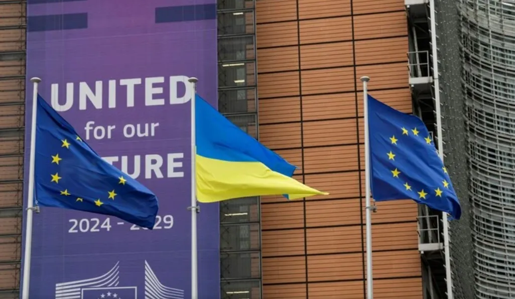 У Брюсселі біля Єврокомісії підняли прапор України на знак солідарності