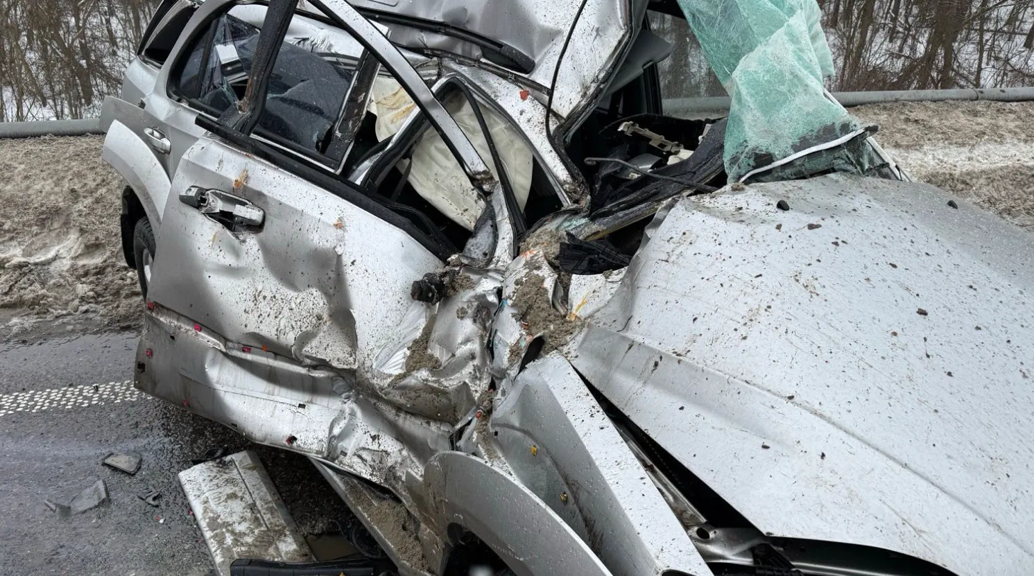 На Київщині легковик зіткнувся з вантажівкою: двоє людей травмовані