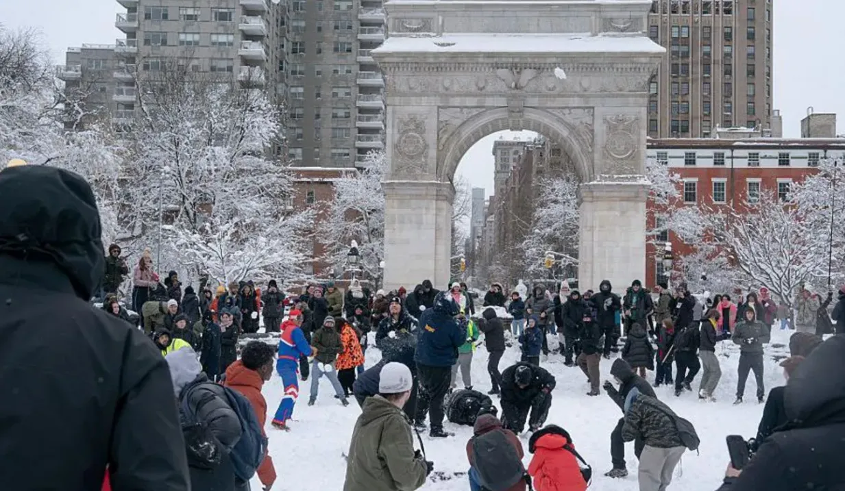 Гра в сніжки в Нью-Йорку спричинила конфлікт між мером і поліцією — BBC