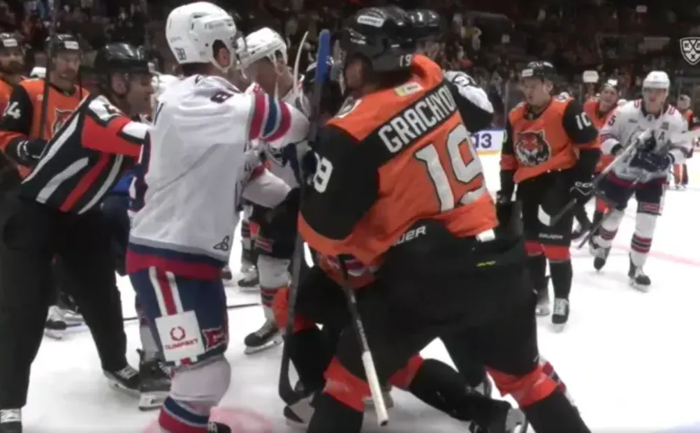 Масова бійка спалахнула між російськими хокеїстами