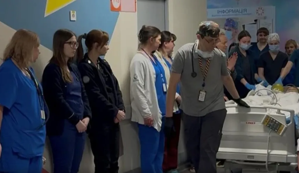 В Охматдиті влаштували «коридор пошани» для 13-річного донора, який врятував чотири життя