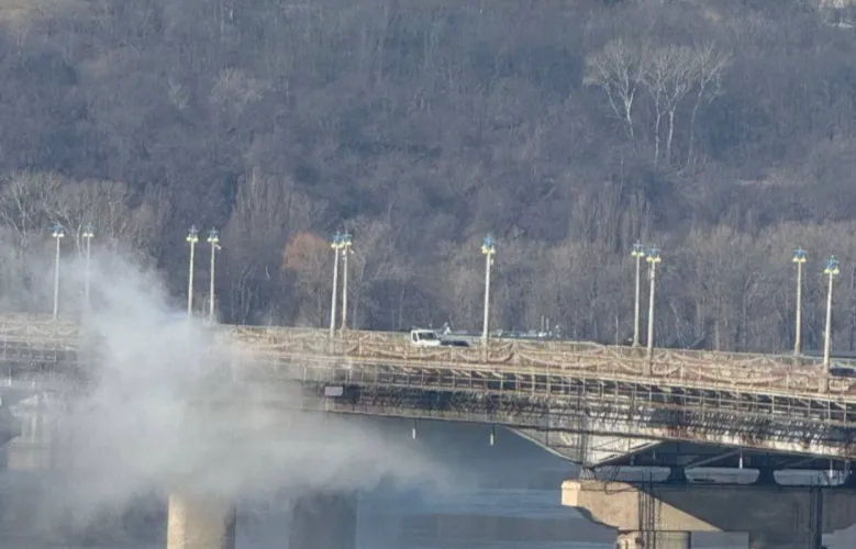 У Києві ліквідували аварію тепломережі на мосту Патона