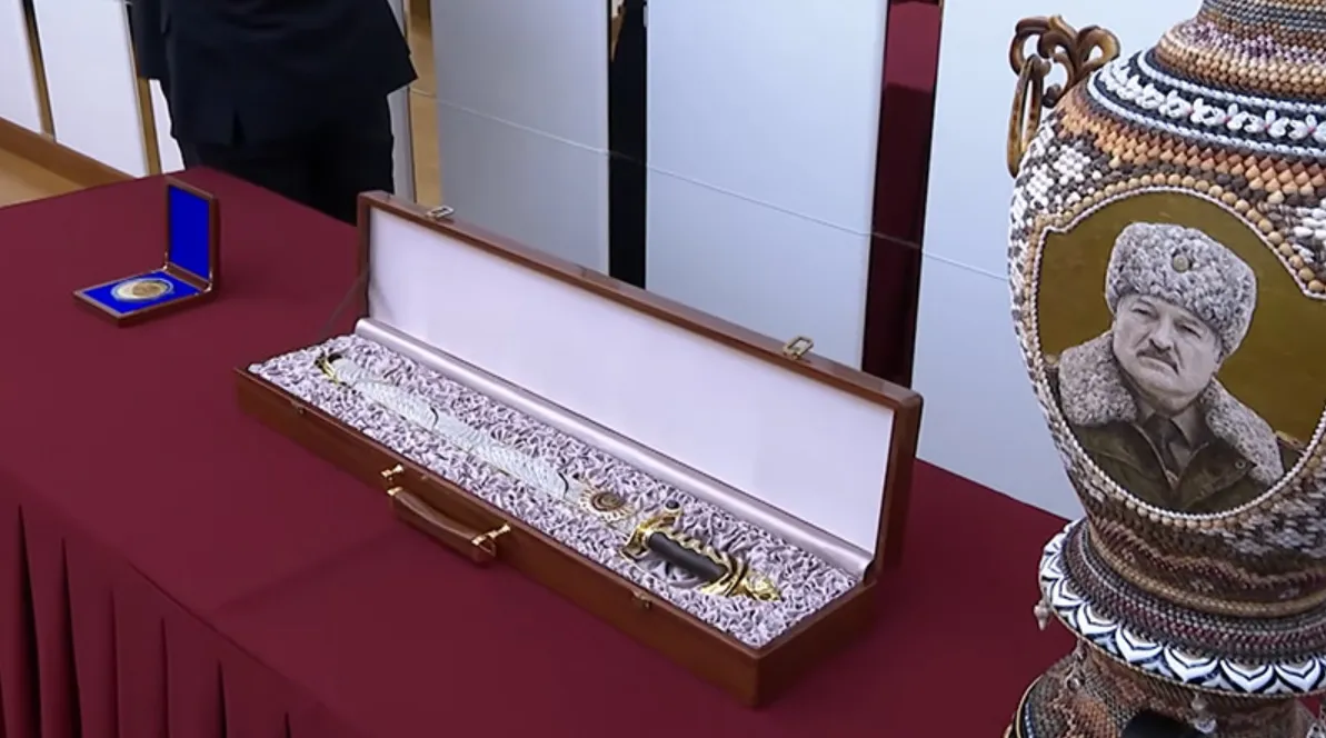 Лукашенко подарував Кім Чен Ину автомат і солодощі під час візиту до КНДР