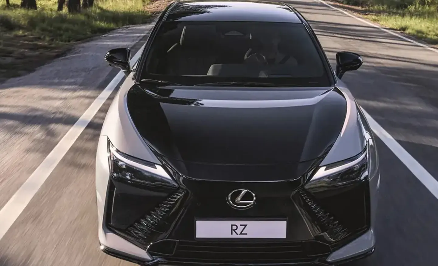 Lexus представив електрокросовер з віртуальними передачами та кермом нового типу