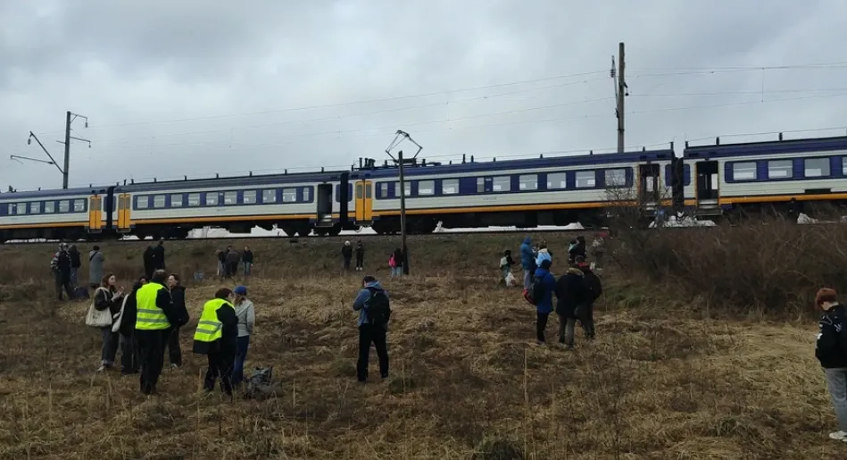 Поїзд Київ — Славутич зупинили через загрозу ударів