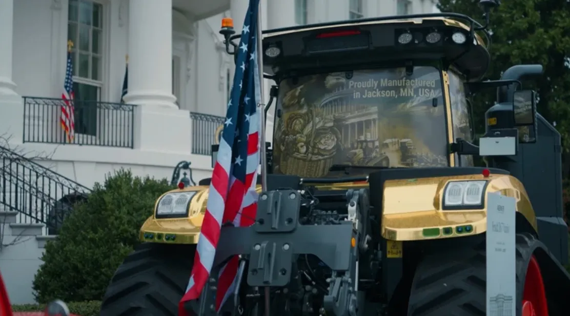 Трамп представив OnlyFarms і показав золотий трактор у Білому домі