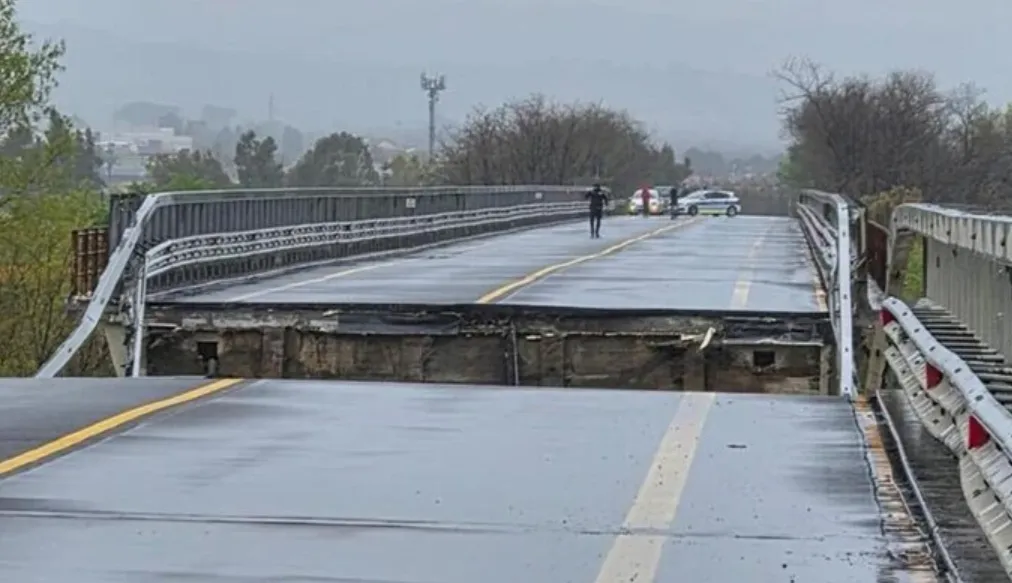 Повінь зруйнувала міст в Італії та паралізувала рух