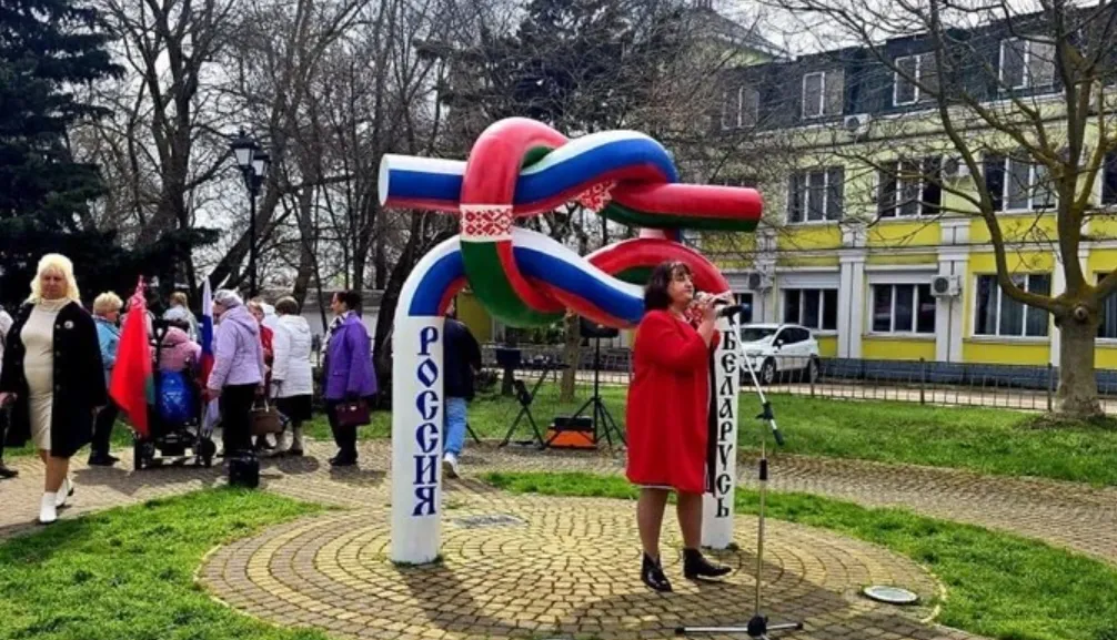 In occupied Kerch, a monument to friendship with Ukraine has been repurposed to symbolize an alliance with Belarus