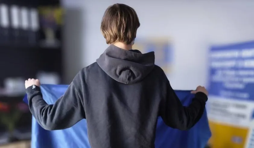 З окупованої Херсонщини евакуювали підлітка, якому росіяни вручили повістку