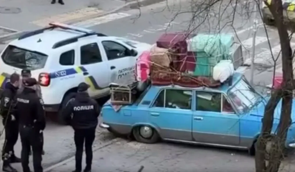 18 курей і пес в автівці : історія вдівця-переселенця зворушила українців