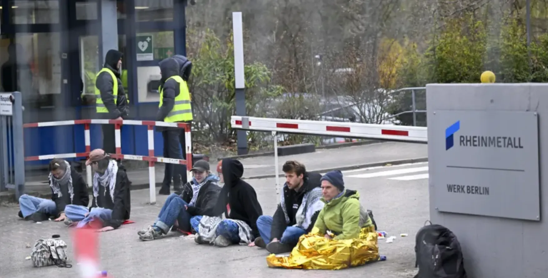 Протестувальники приклеїлися до дороги біля заводу Rheinmetall у Берліні — DW