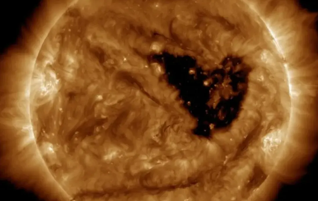 На Сонці з’явилась гігантська діра
