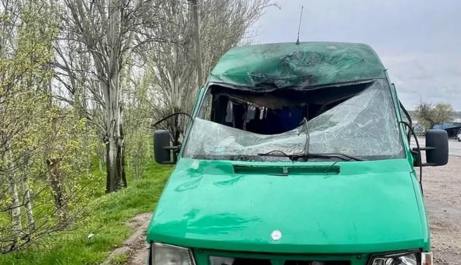 Россияне нанесли удар FPV-дроном по автобусу в Днепропетровской области