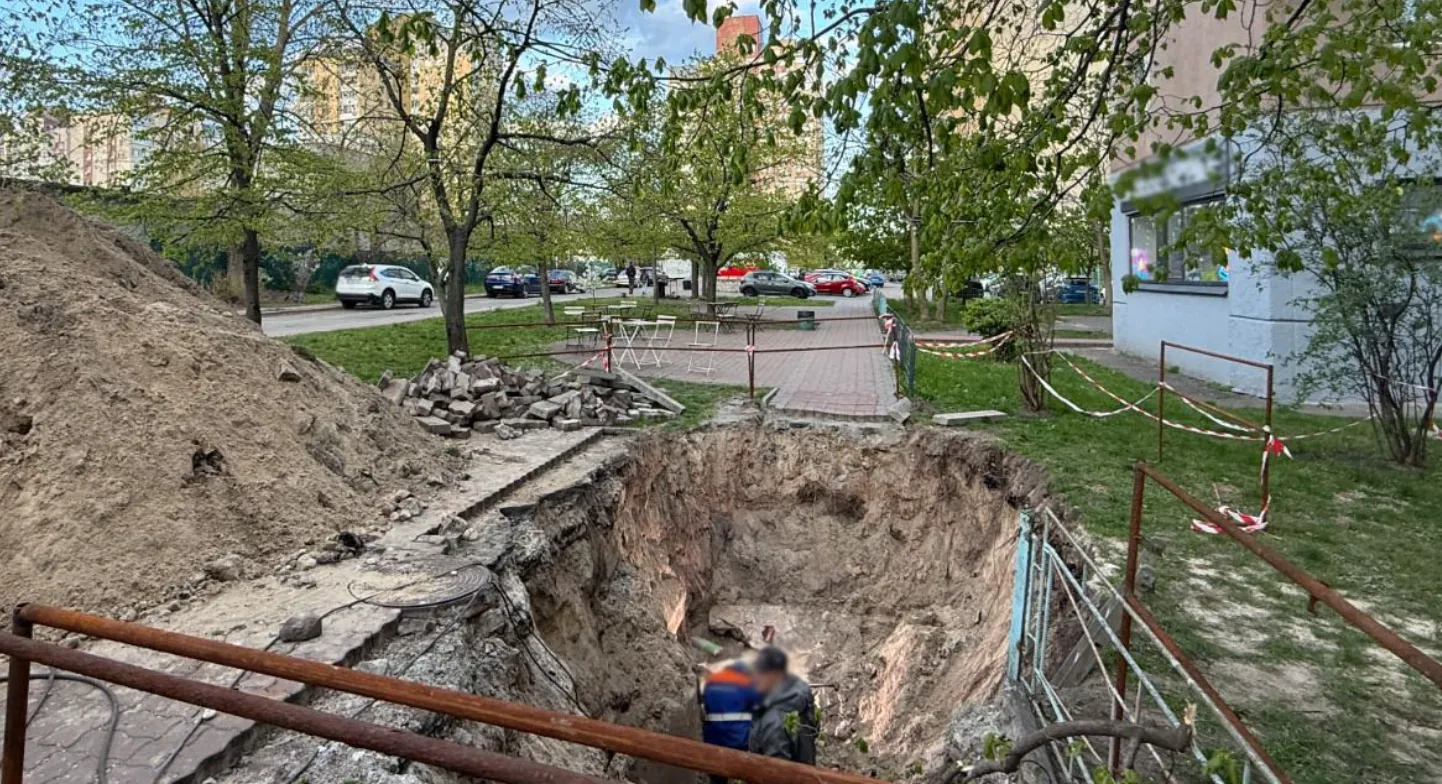 В Киеве 18-летняя девушка упала в неогороженную яму с водой: возбуждено уголовное дело