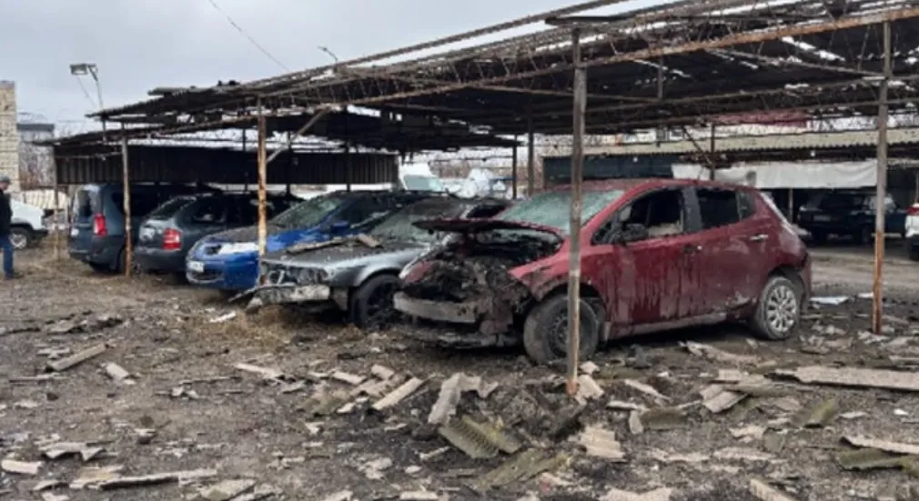 Окупанти вдарили по автостоянці у Сумах і пошкодили десятки авто