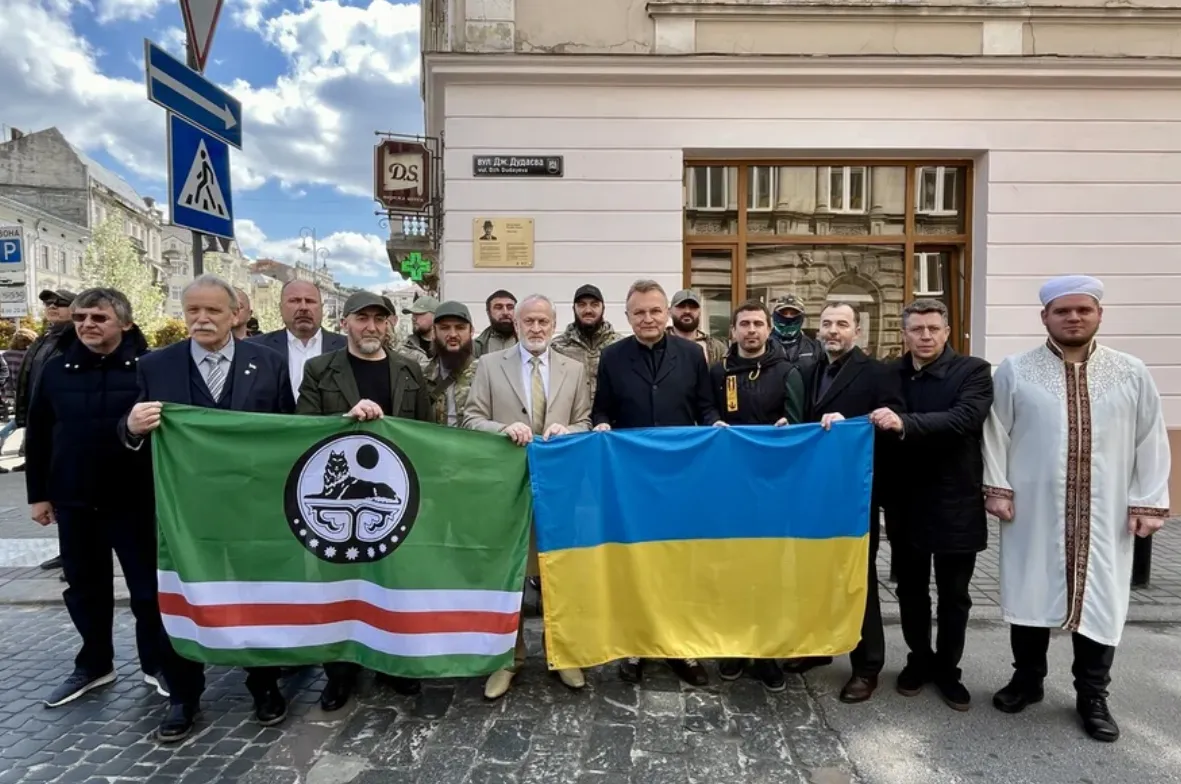 У Львові затримали юнаків, які викрали меморіальну таблицю Дудаєву
