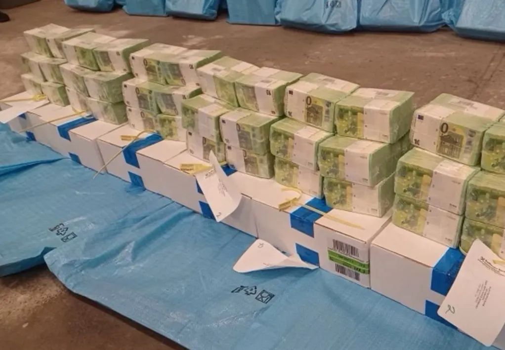 Угорщина повернула Україні кошти та цінності Ощадбанку, затримані навесні — Зеленський