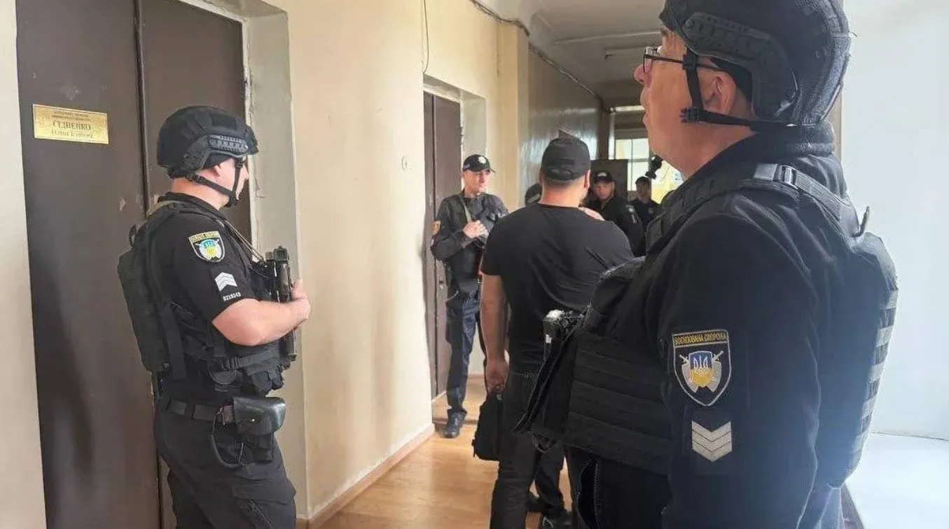 Стрельба в городском совете Светловодска: чиновник открыл огонь после конфликта с посетителями