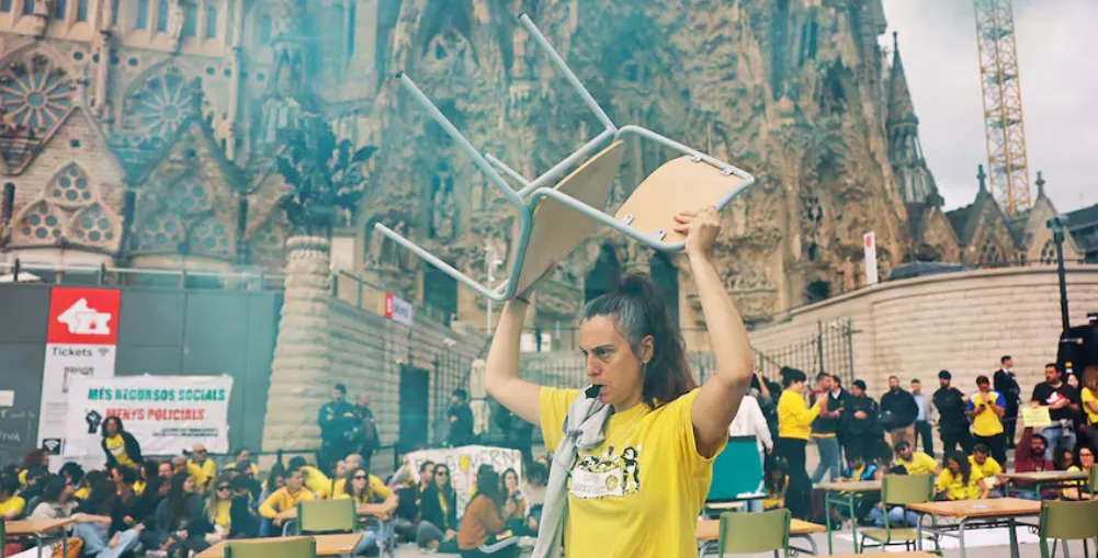 Educators in Barcelona blocked the entrance to the Sagrada Família during a strike — El País