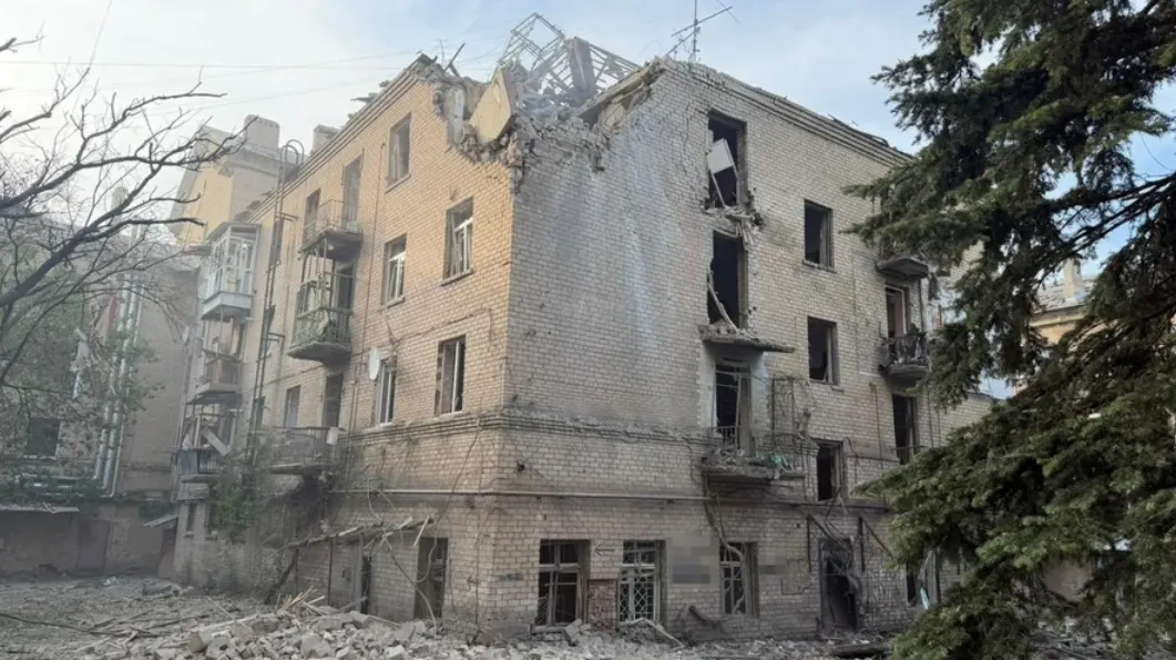 Russia struck a high-rise building in Druzhkivka with an aerial bomb: one person was killed and others were injured